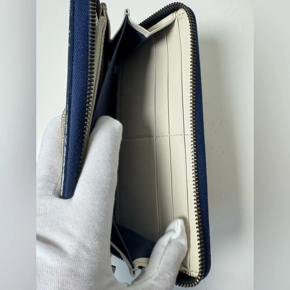 Gucci Women’s Round Long GG Marmont White and Navy Wallet